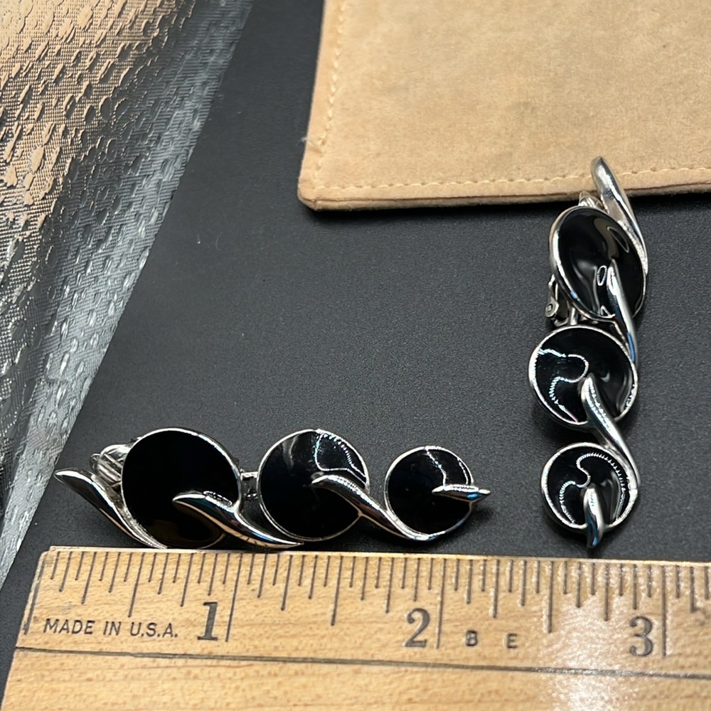 Vintage Trifari black enamel earrings - Picture 3 of 4
